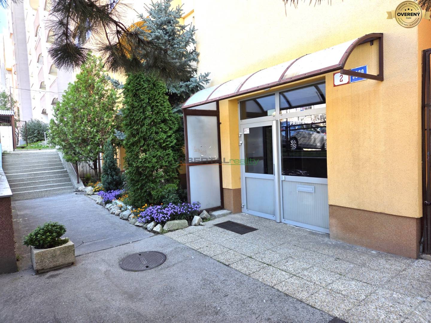 1izbovy Pribišova Karlova Ves zrekonštruovany bytový dom.jpg