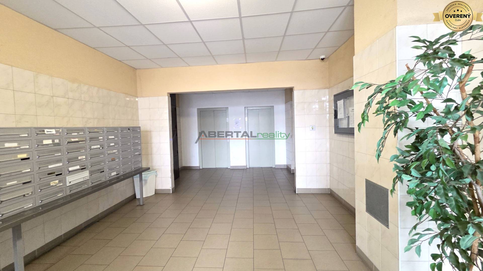 1izbovy Pribišova Dlhe Diely zrekonštruovaný vchod bytový dom.jpg