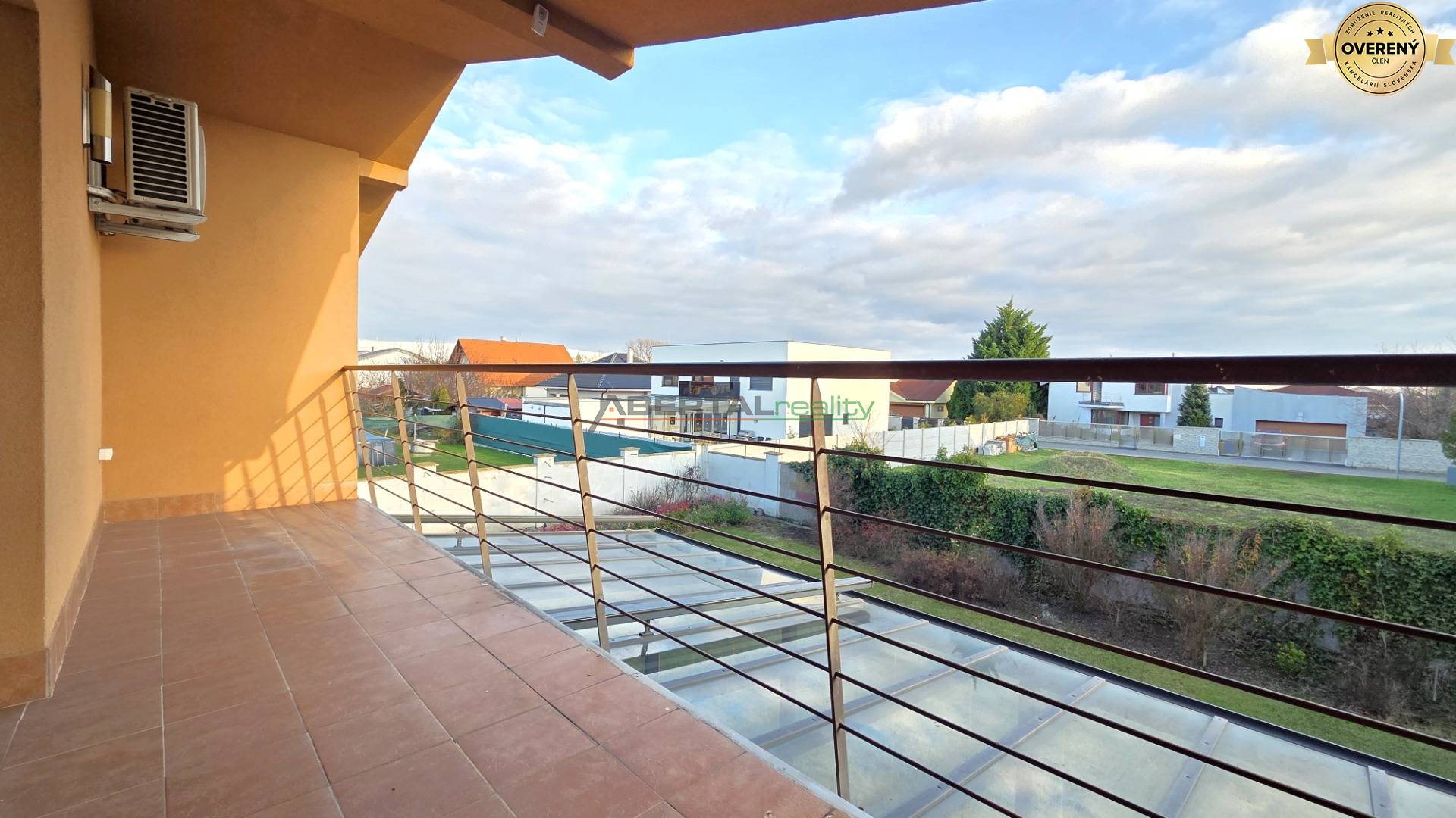 rodinný dom, 6 izbový, Chorvátsky Grob časť Čierna Voda, loggia hore.jpg