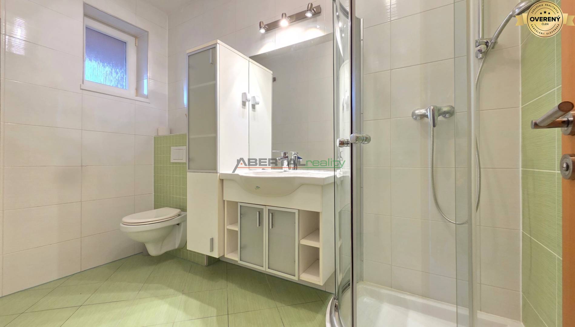 Predaj, rodinný dom, 6 izbový, Chorvátsky Grob časť Čierna Voda, kúpelňa dole.jpg