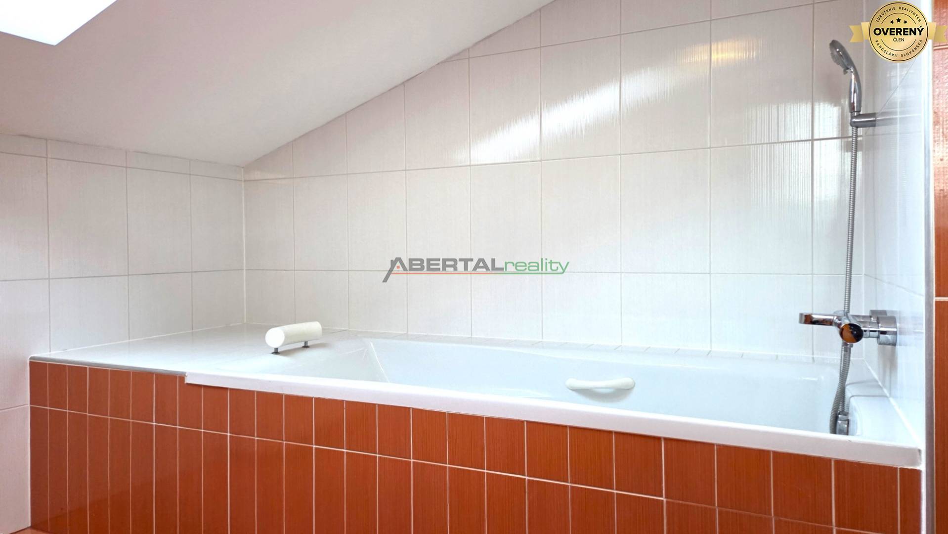 rodinný dom, 6 izbový, Chorvátsky Grob časť Čierna Voda, kúpelňa hore vaňa.jpg