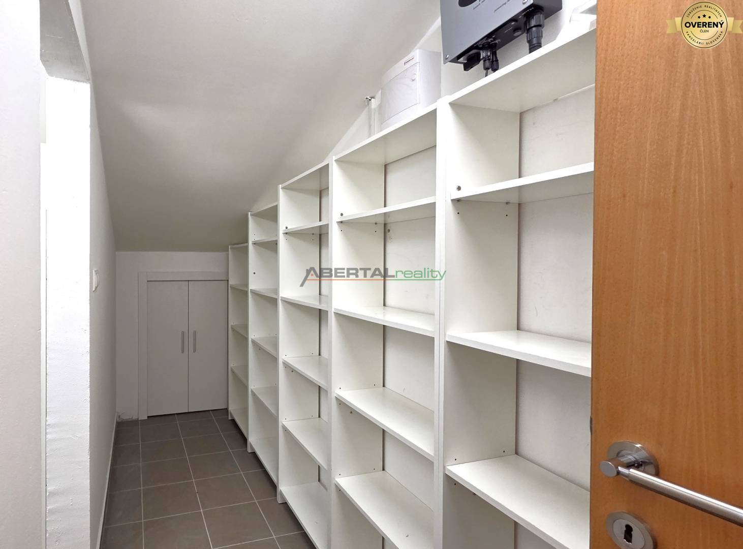 rodinný dom, 6 izbový, Chorvátsky Grob časť Čierna Voda, sklad hore.jpg