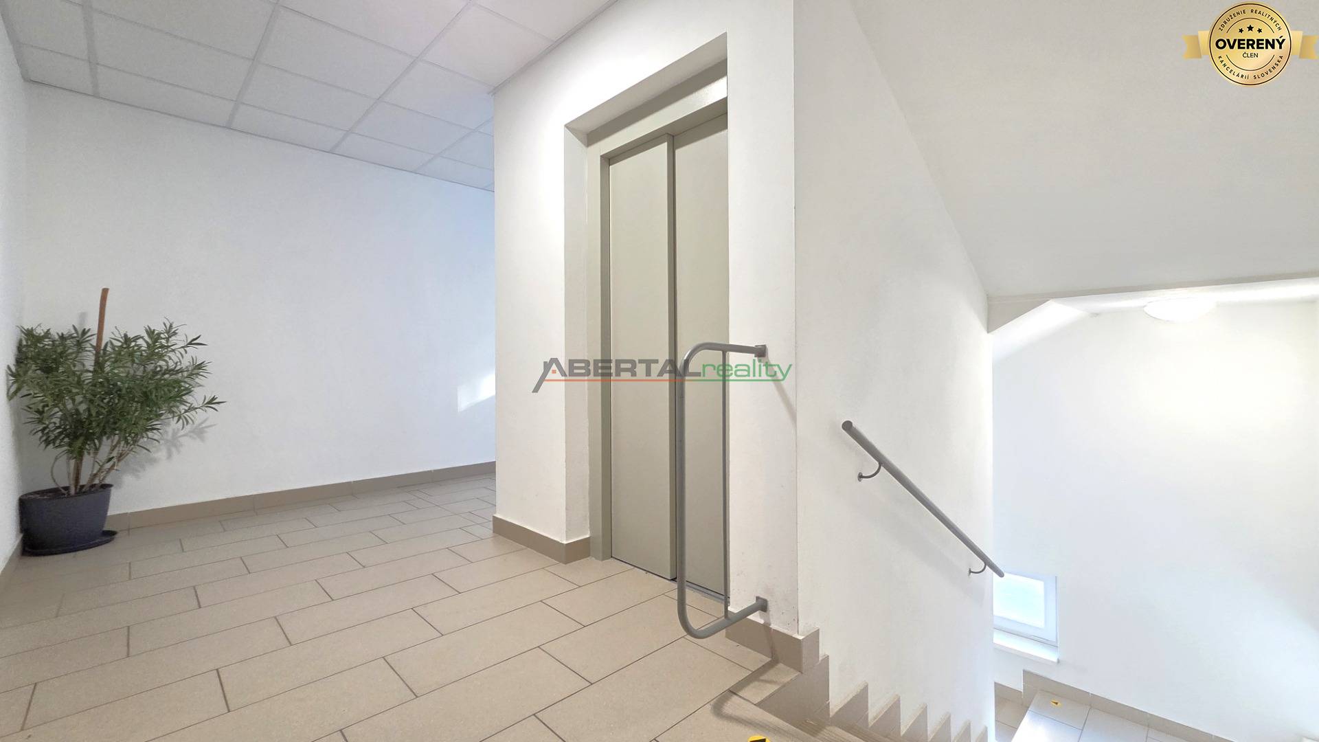 Predaj - Košice, Dargovských hrdinov, Furča, 4 izbový byt s parkovanim a terasou, novostavba, spoločné priestory.jpg