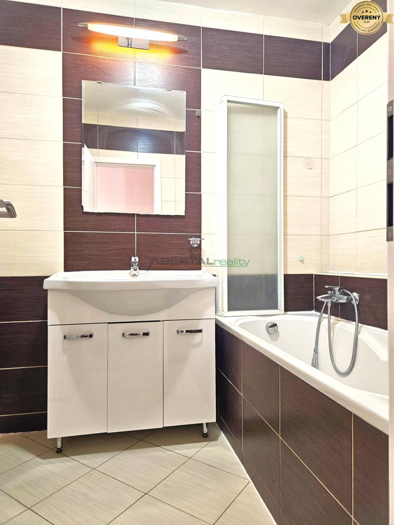 kúpeľňa samostatná_s prackou s vaňou zálesie.jpg