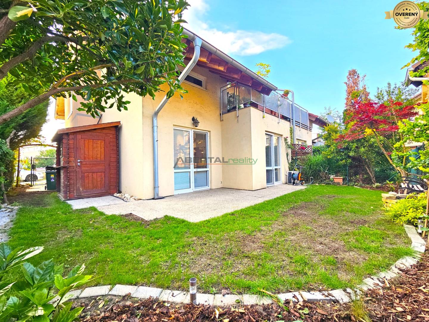 pekná slnečná záhradka zálesie.jpg