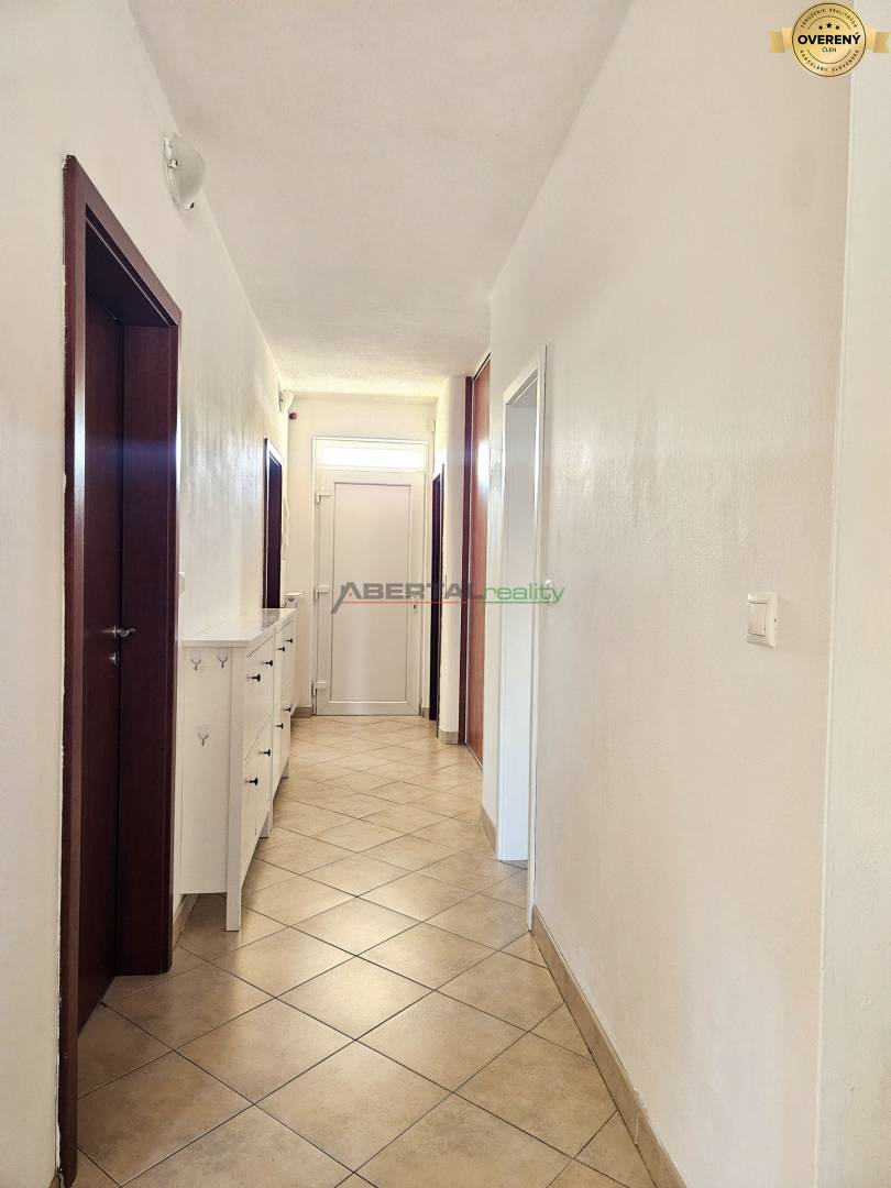 vstupná chodba zálesie byt s predzáhradkou.jpg