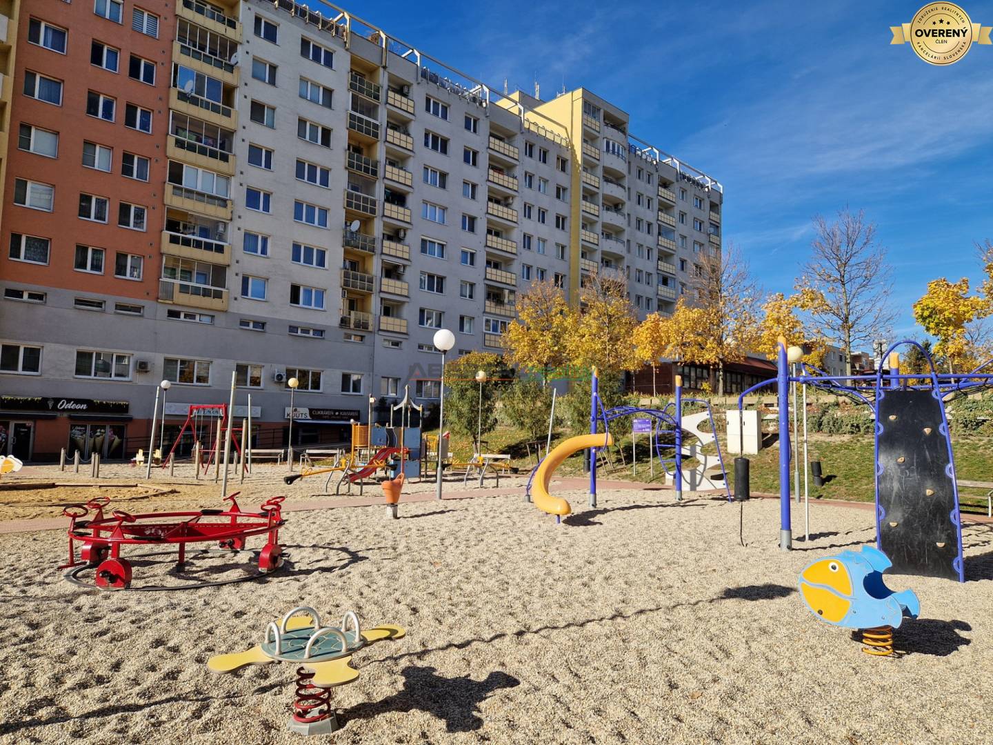 17 bytovy dom a detske ihrisko.jpg