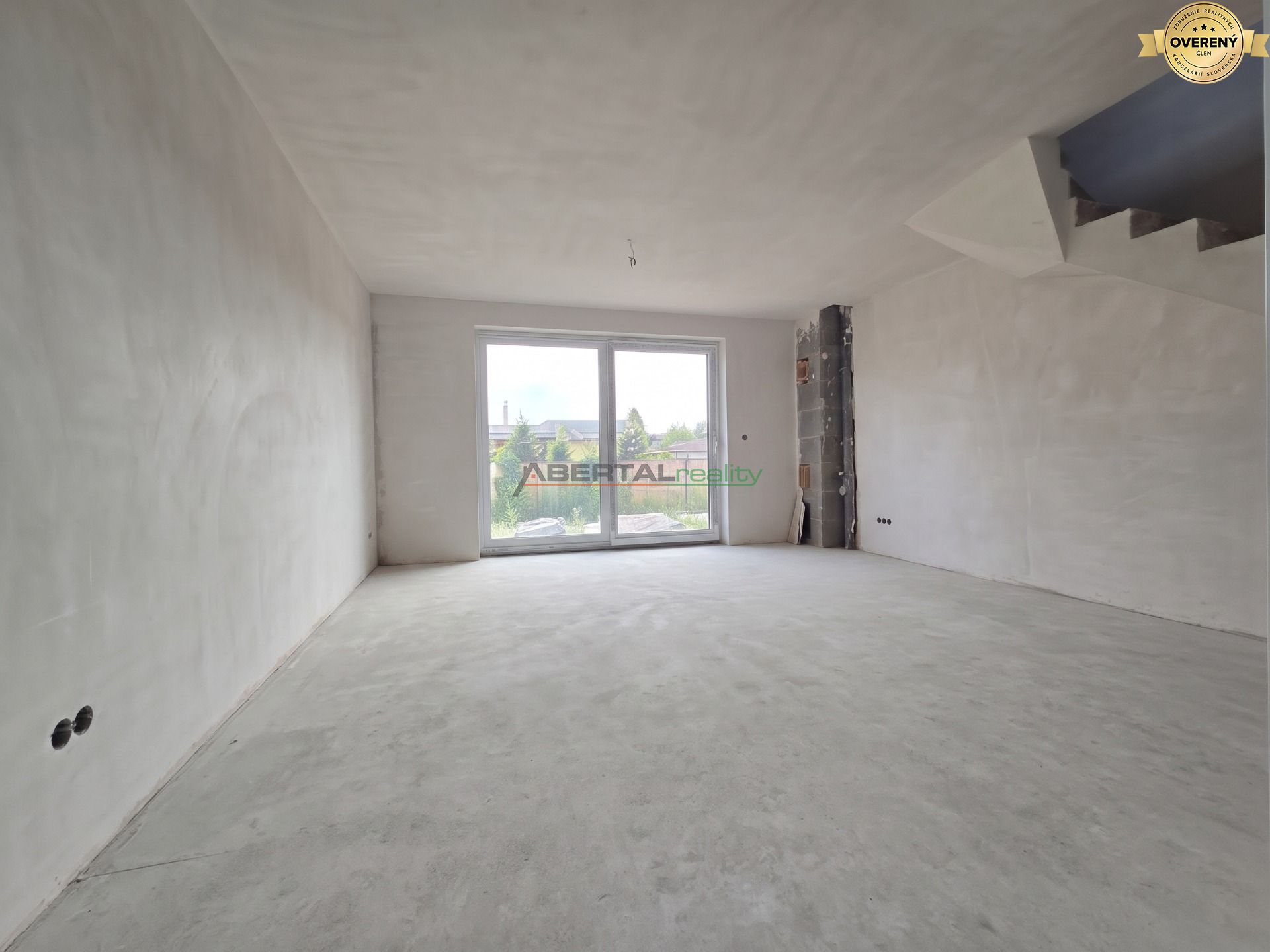 predaj, rodinný dom, dvojdom, 115 m2 Juhásov Dvor, Chorvátsky Grob - čierna voda, 3x parking, záhrada, obývacia izba.jpg