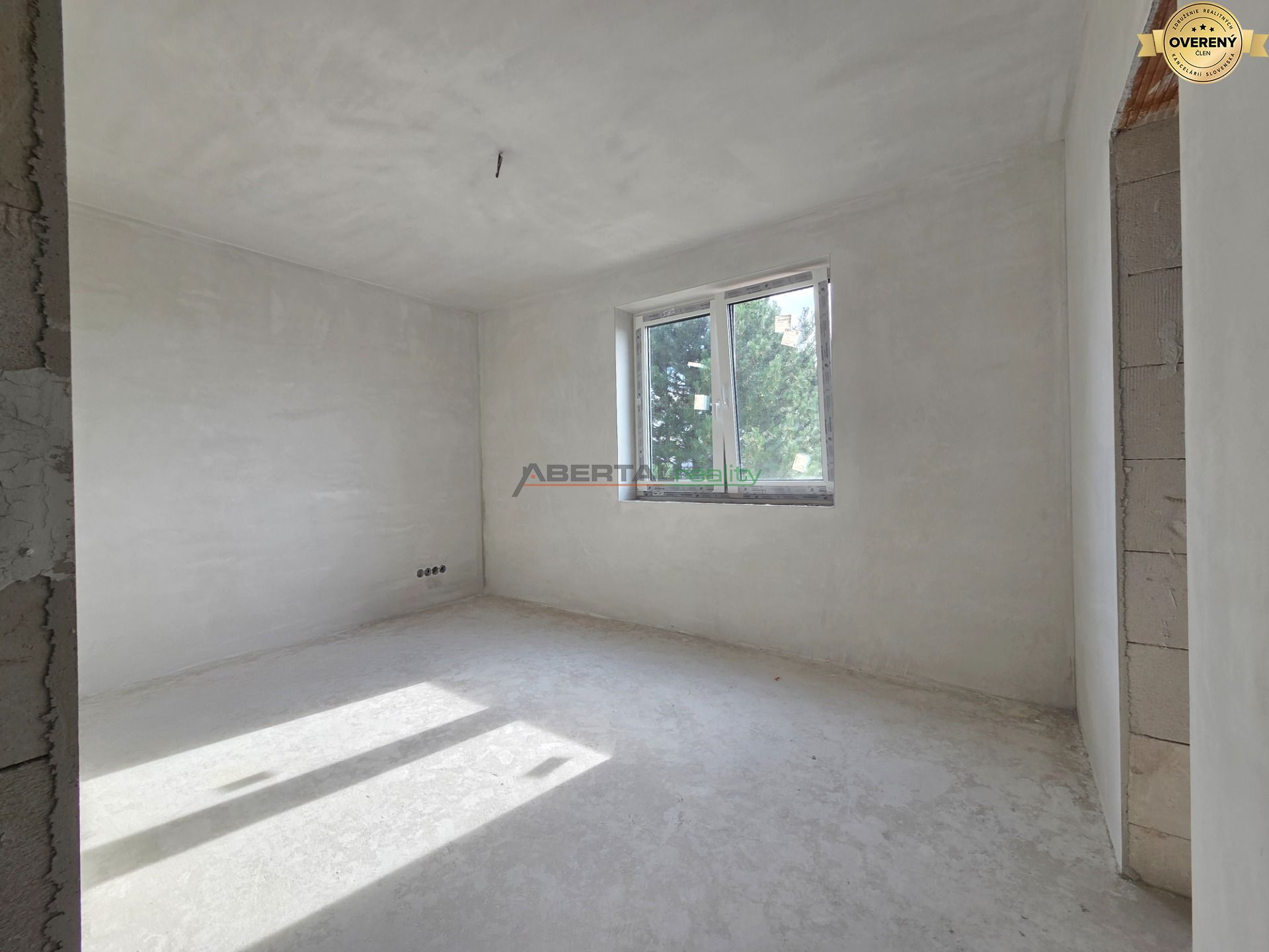 predaj, rodinný dom, dvojdom, 115 m2 Juhásov Dvor, Chorvátsky Grob - čierna voda, 3x parking, záhrada, obývacia izba 2 hore.jpg