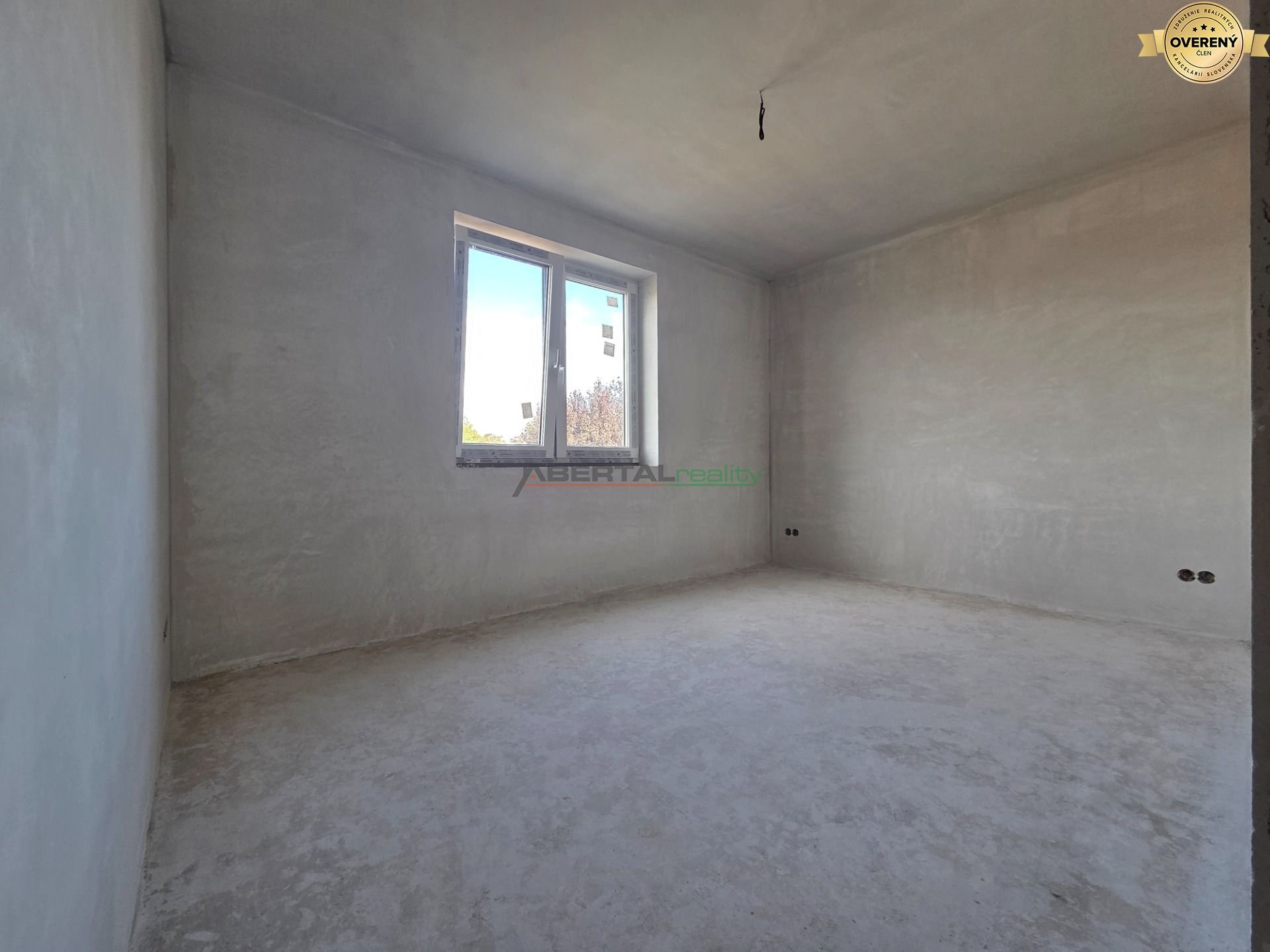 predaj, rodinný dom, dvojdom, 115 m2 Juhásov Dvor, Chorvátsky Grob - čierna voda, 3x parking, záhrada, izba 2 , hore.jpg