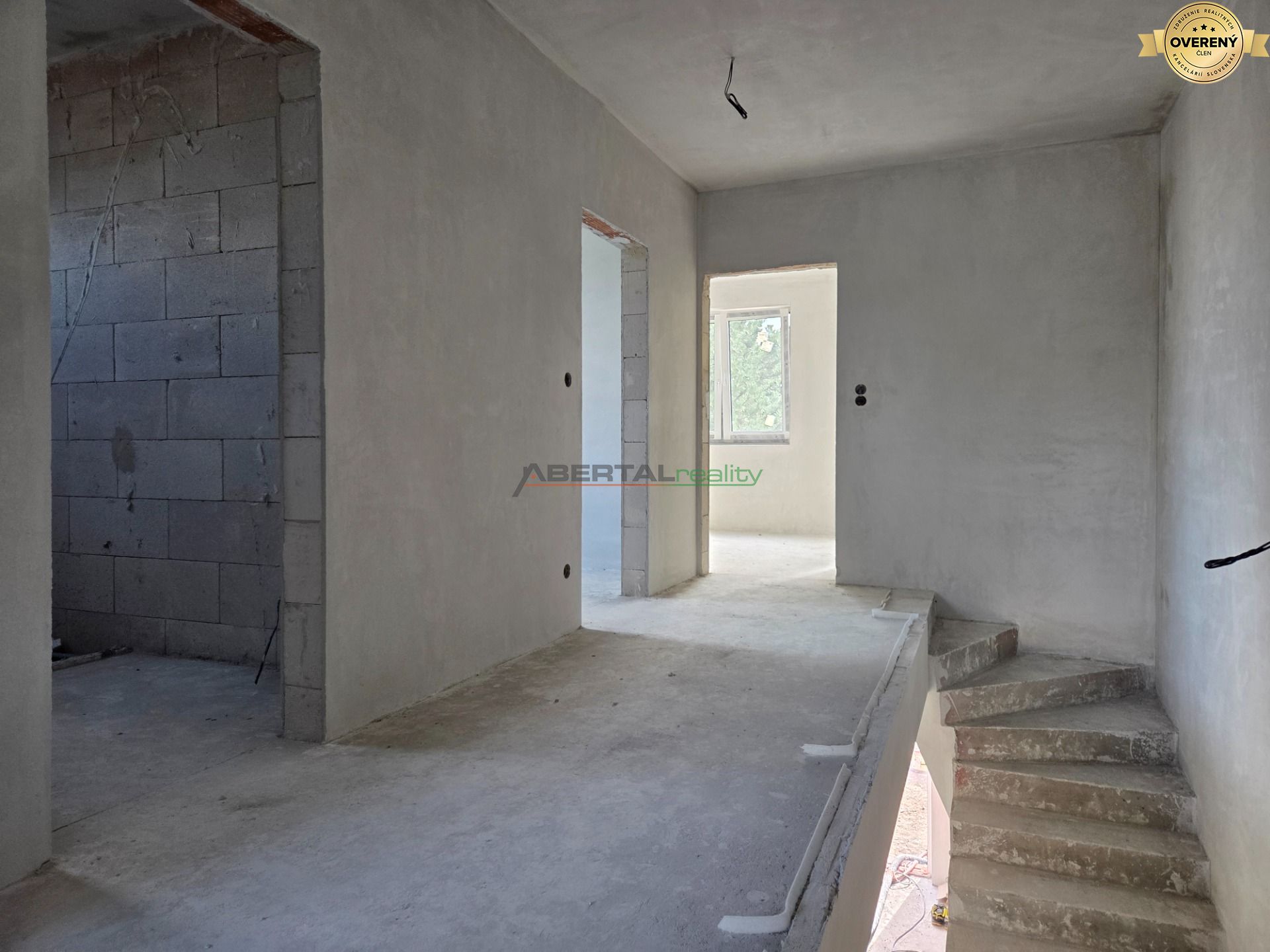 predaj, rodinný dom, dvojdom, 115 m2 Juhásov Dvor, Chorvátsky Grob - čierna voda, 3x parking, záhrada, hore chodba + schodisko.jpg