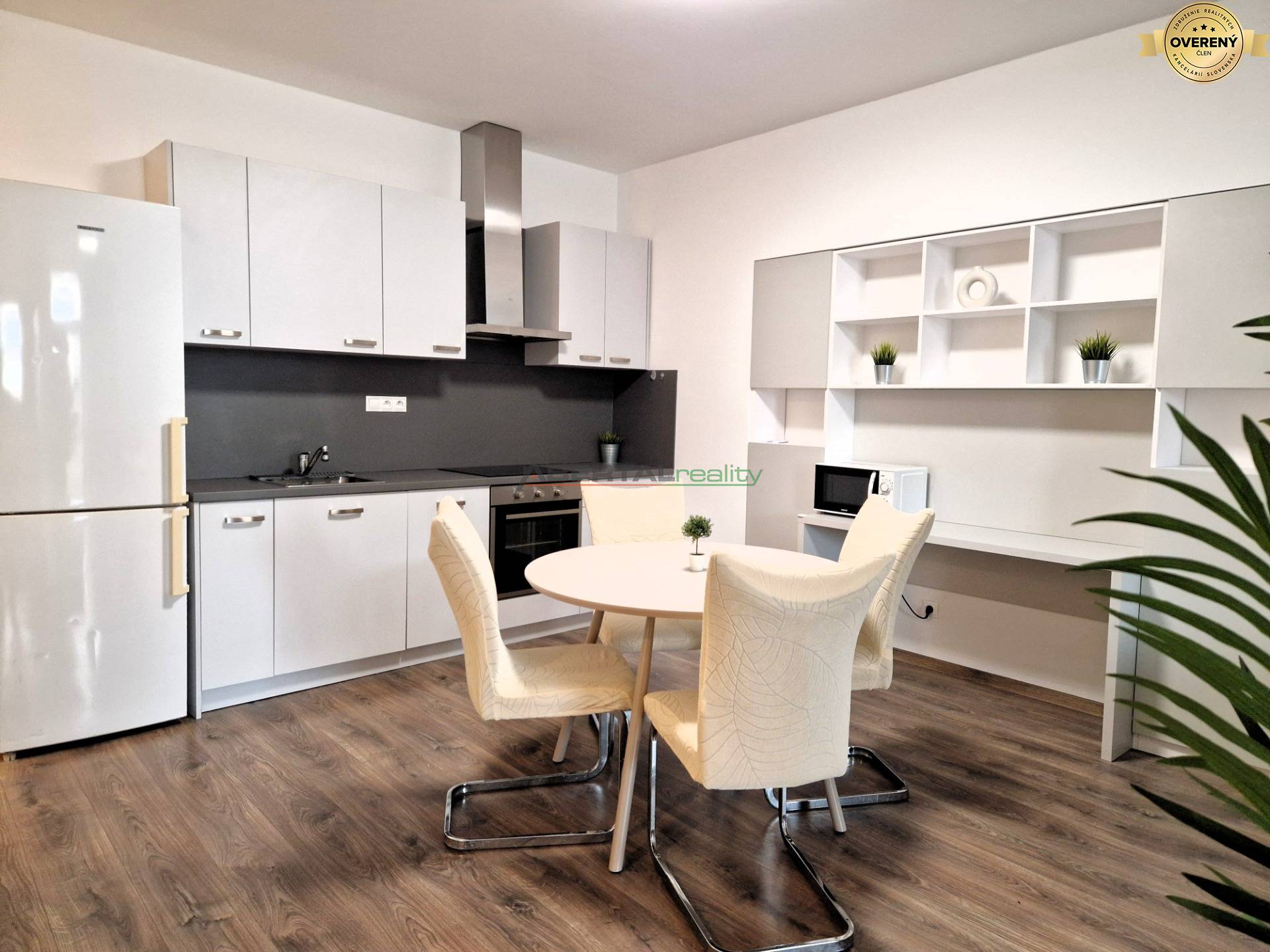 04_2izb Beskydska_jedalen.jpg