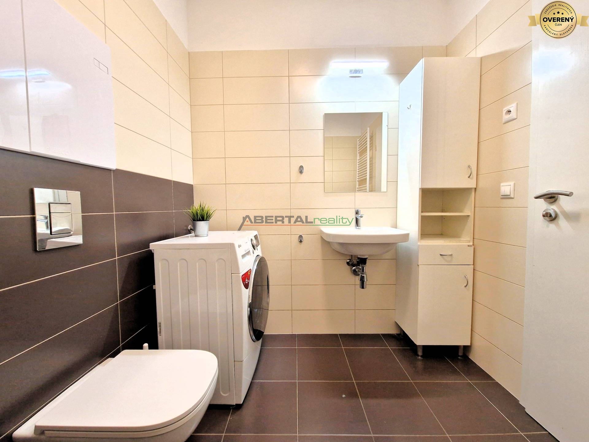 13_2izb Beskydska_kupelna s WC.jpg