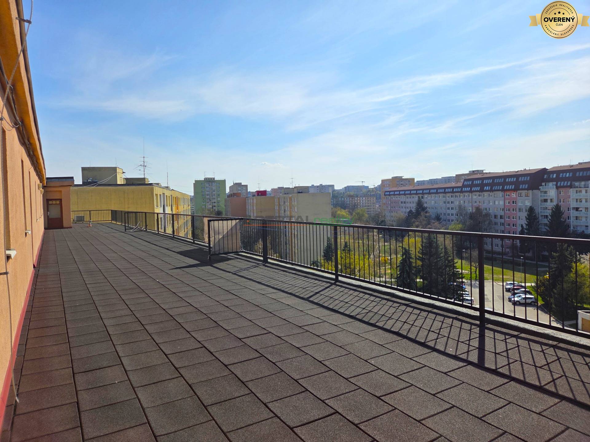 Predaj, 3 izbový byt, československej armády, Košice, spoločná terasa na 6. poschodí.jpg