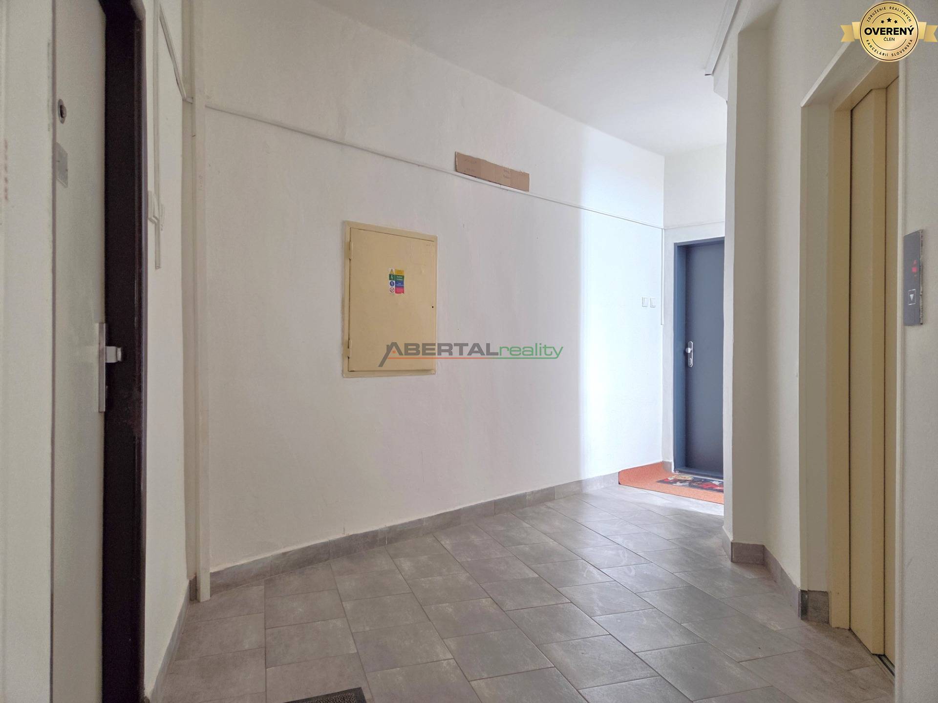 Predaj, 3 izbový byt, československej armády, Košice, chodba pred bytom, bezpečnostné dvere.jpg