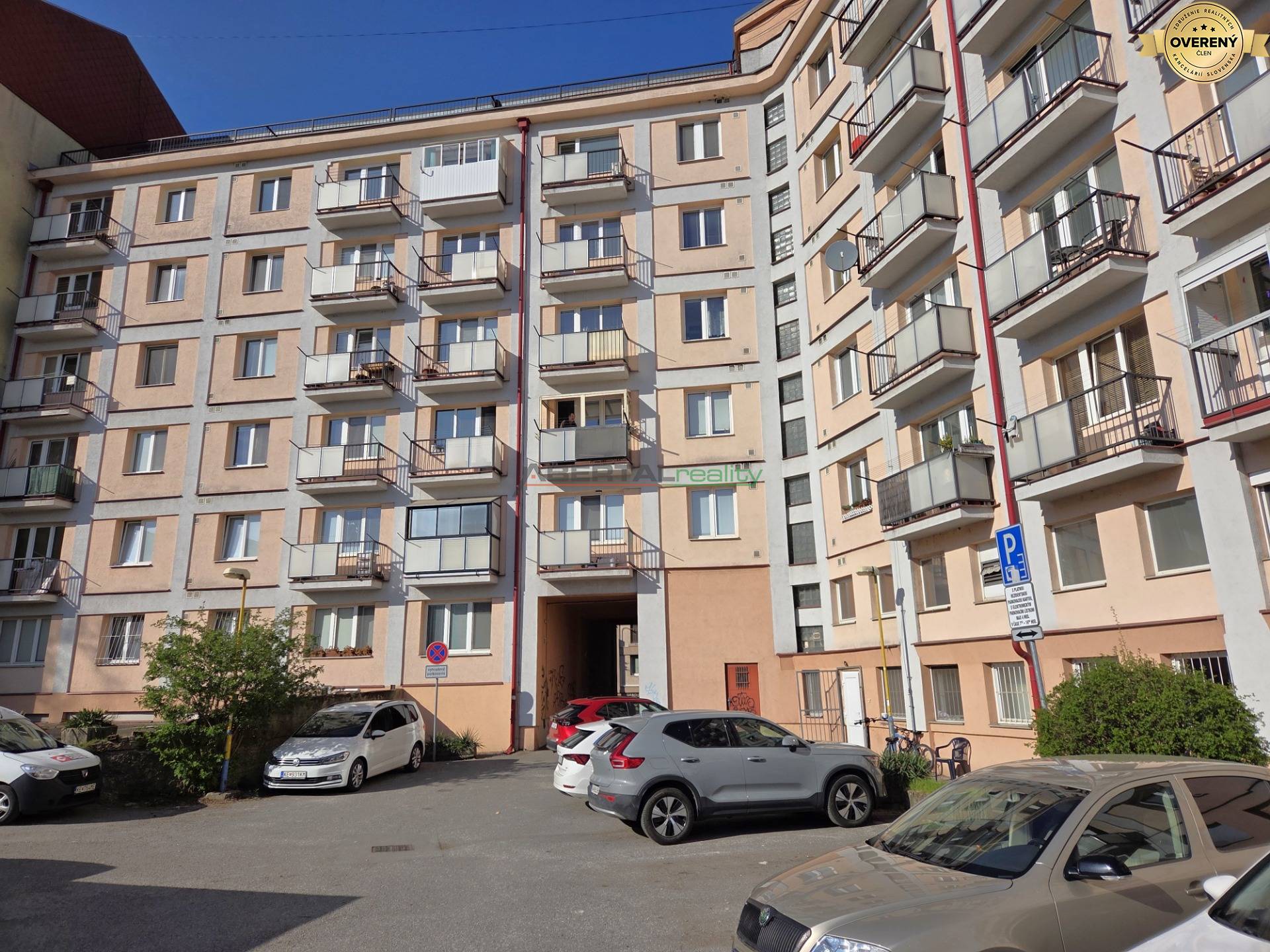 Predaj, 3 izbový byt, československej armády, Košice, budova zo zadnej strany (z juhu) + parkovanie.jpg