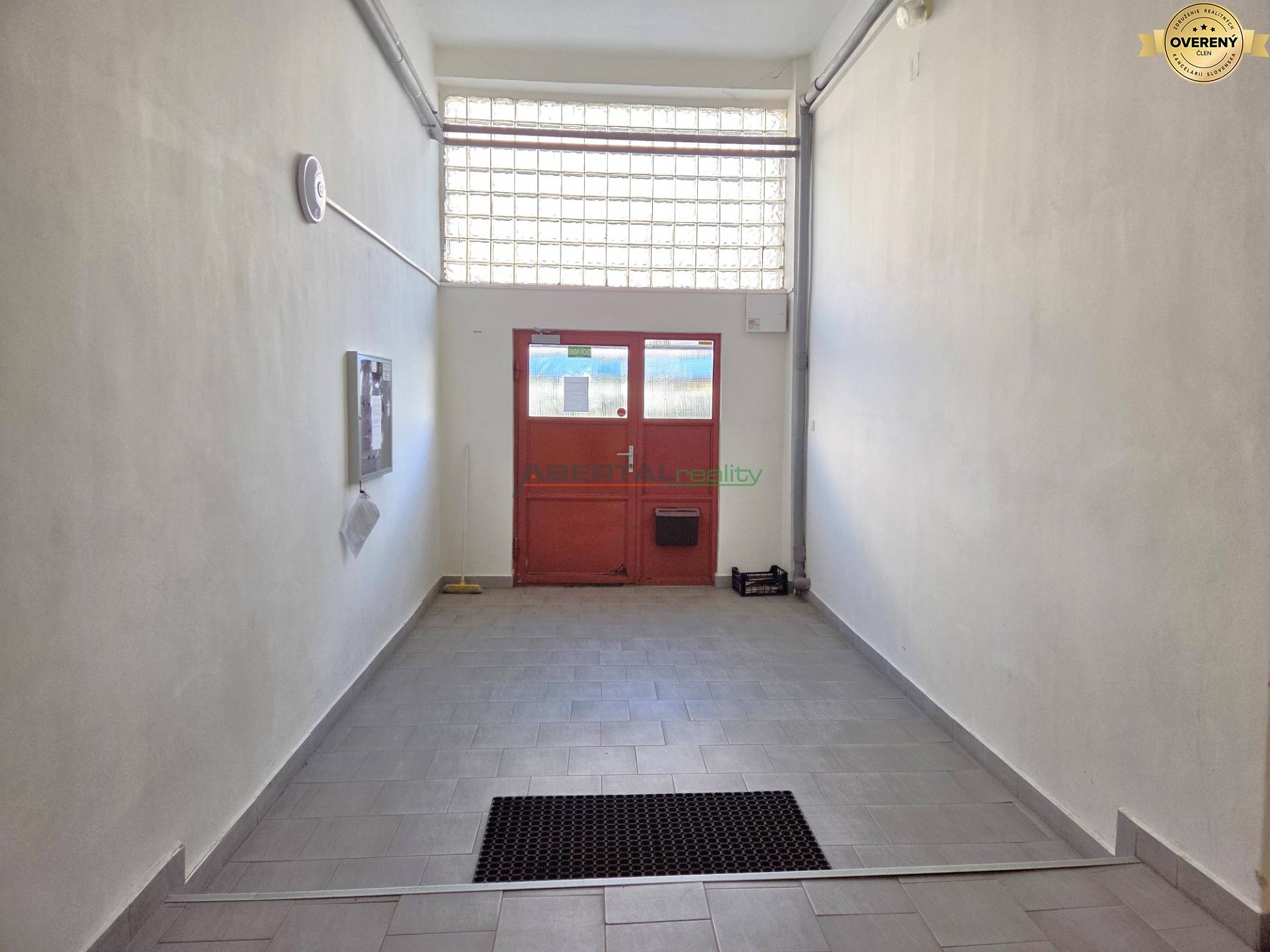 Predaj, 3 izbový byt, československej armády, Košice, vstup do bytovky.jpg