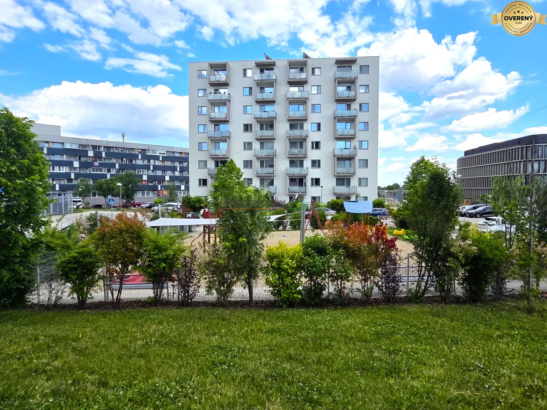24 prenajom 2 izbovy byt JUrska BA Vinohrady, Nove MEsto, zariadeny, s parkovanim bytovy dom.jpg