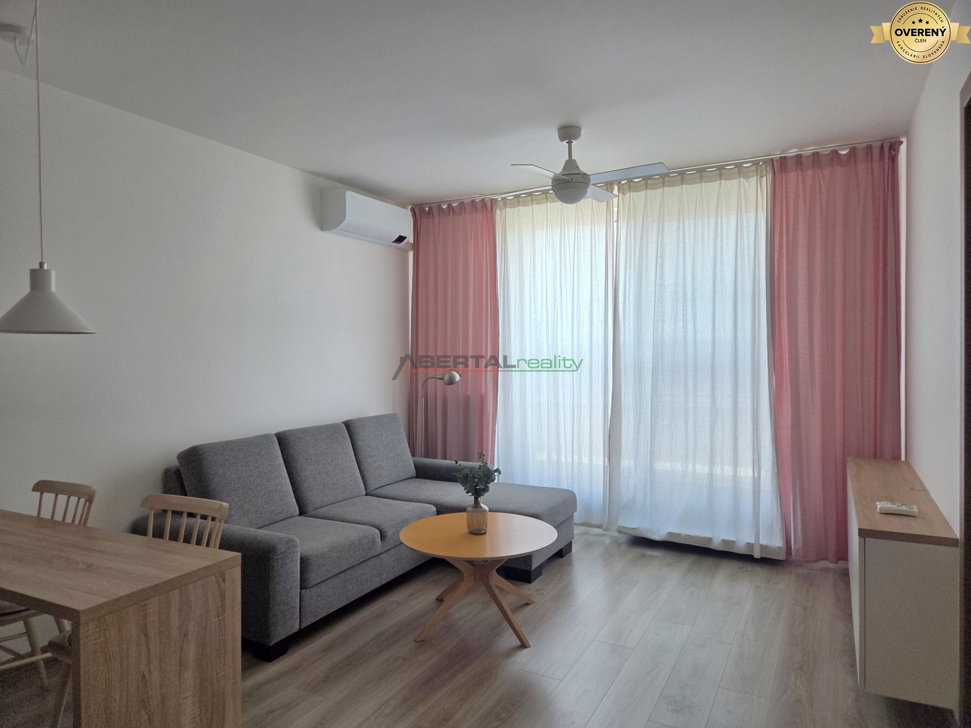 Prenájom, Malokrasňanská, Bratislava, 2i byt, loggia, parking, klima, novostavba, obývacia izba I.jpg
