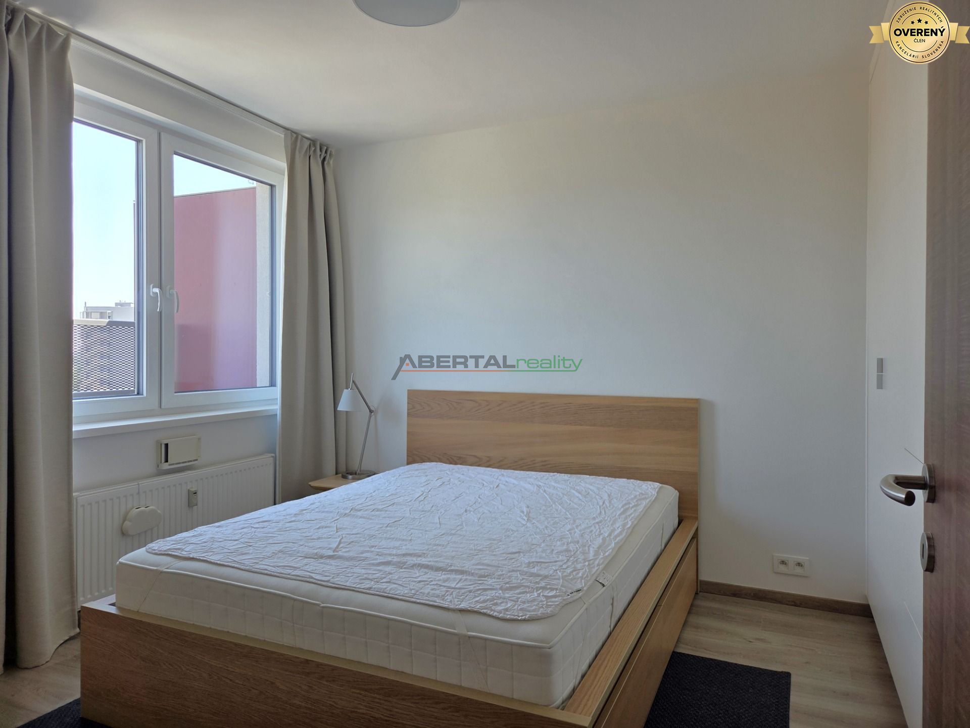 Prenájom, Malokrasňanská, Bratislava, 2i byt, loggia, parking, klima, novostavba, spálňa.jpg