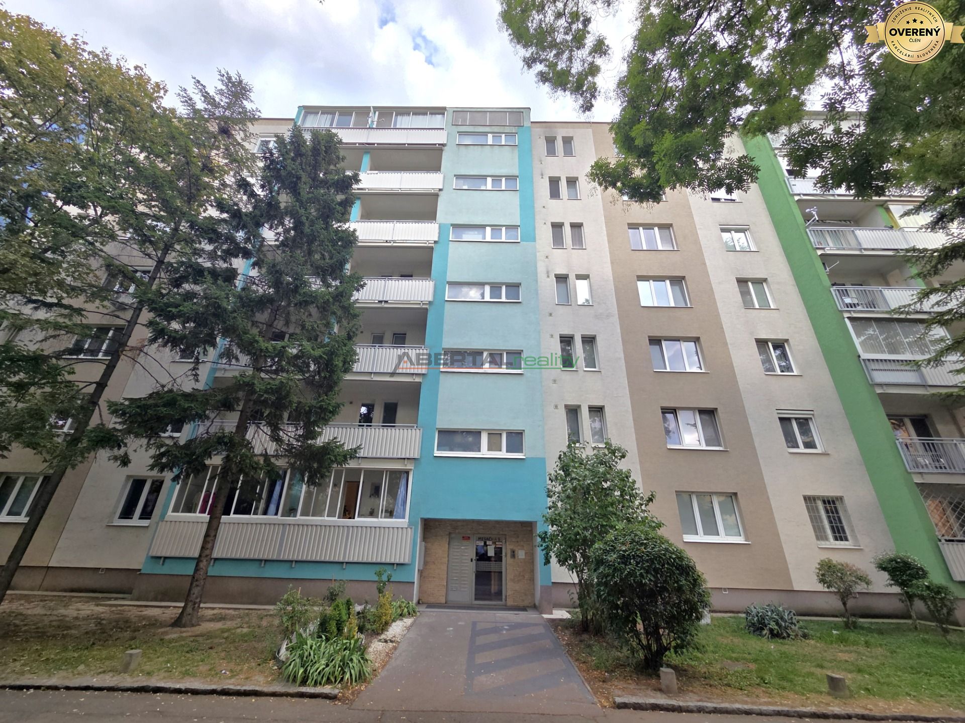 Prenájom, 1 izbový byt, Mesačná, Bratislava, bytový dom.jpg