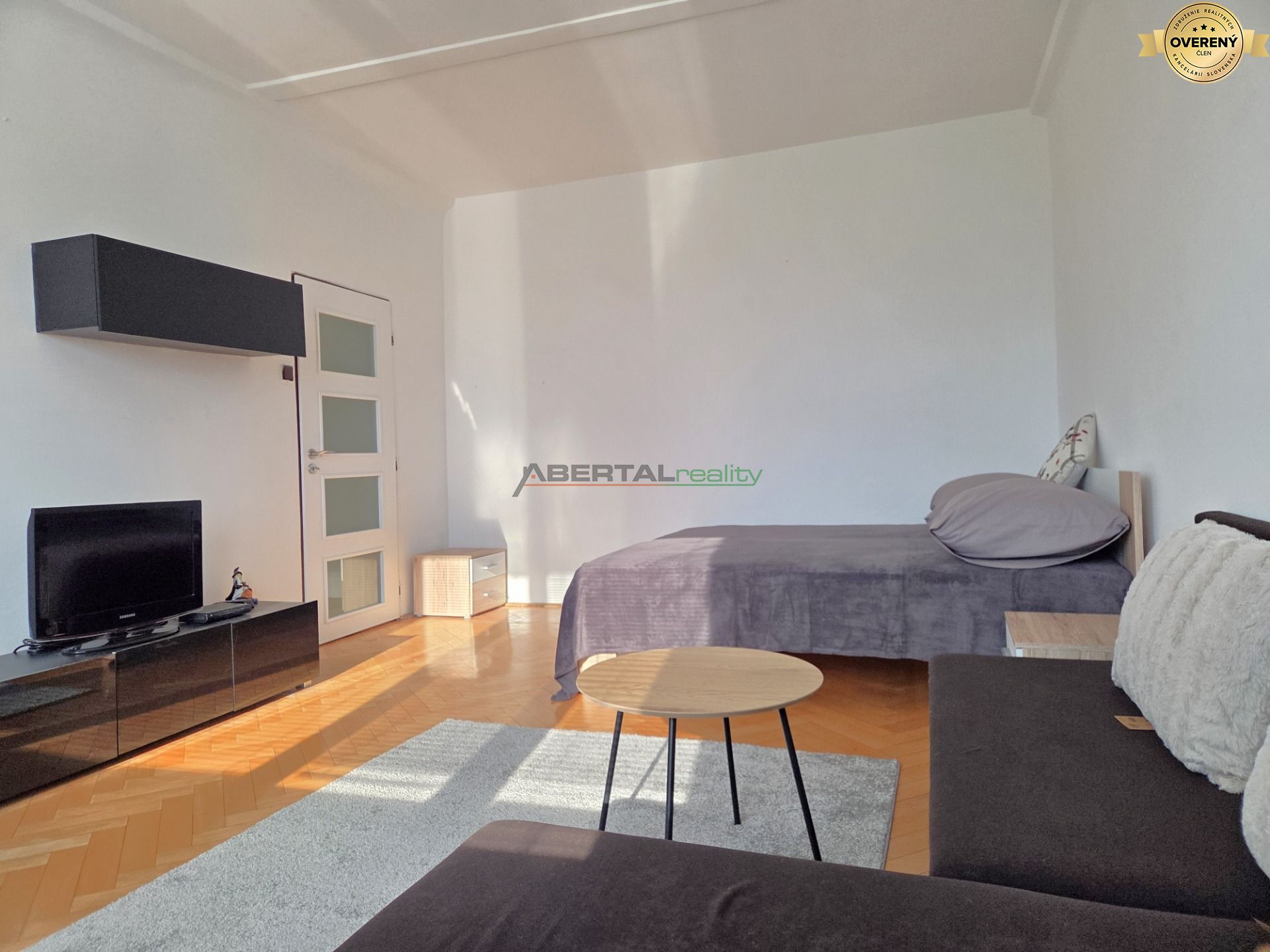 Prenájom, 1 izbový byt, Mesačná, Bratislava, obývačka 3.jpg