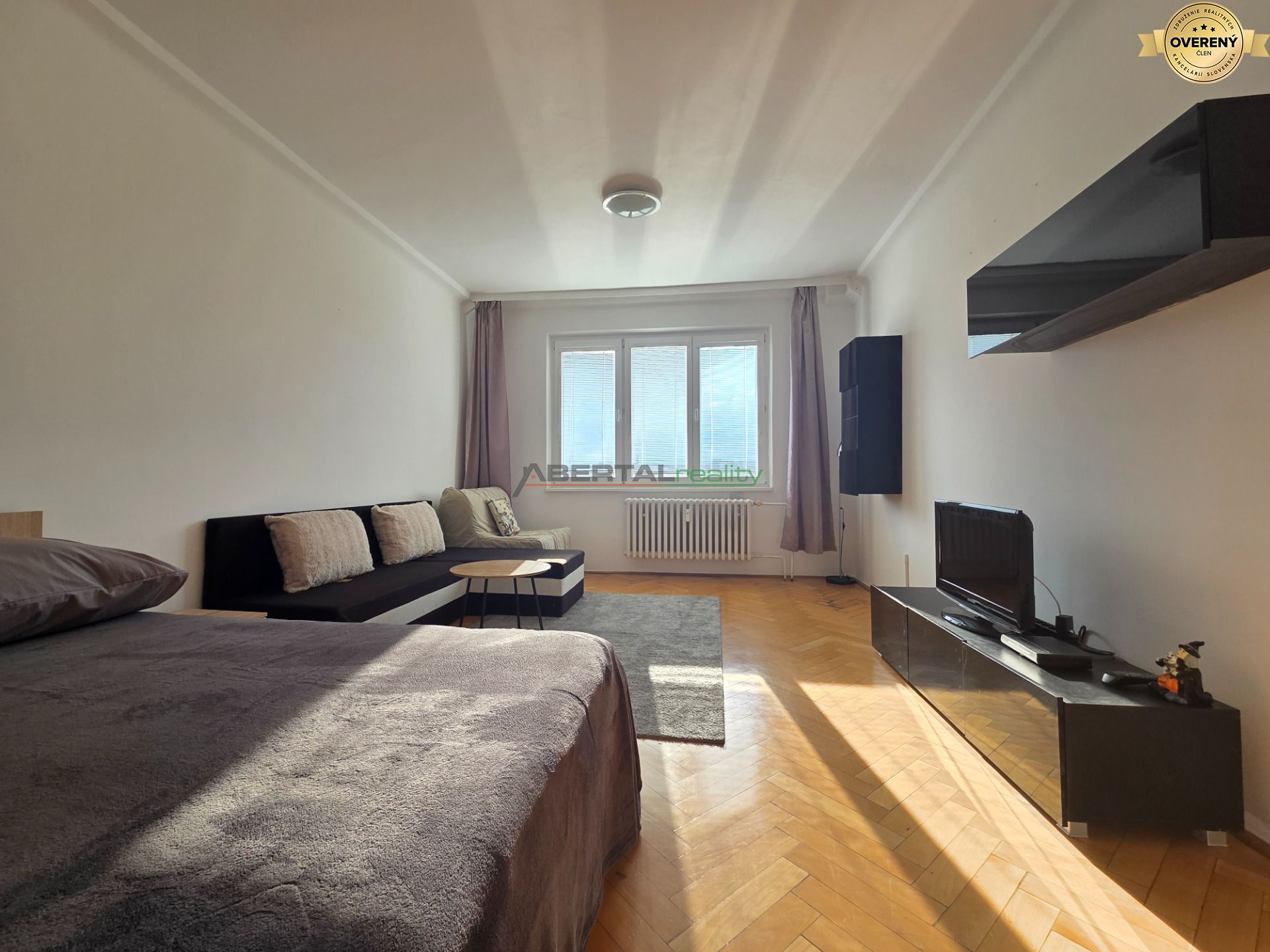 Prenájom, 1 izbový byt, Mesačná, Bratislava, obývačka.jpg