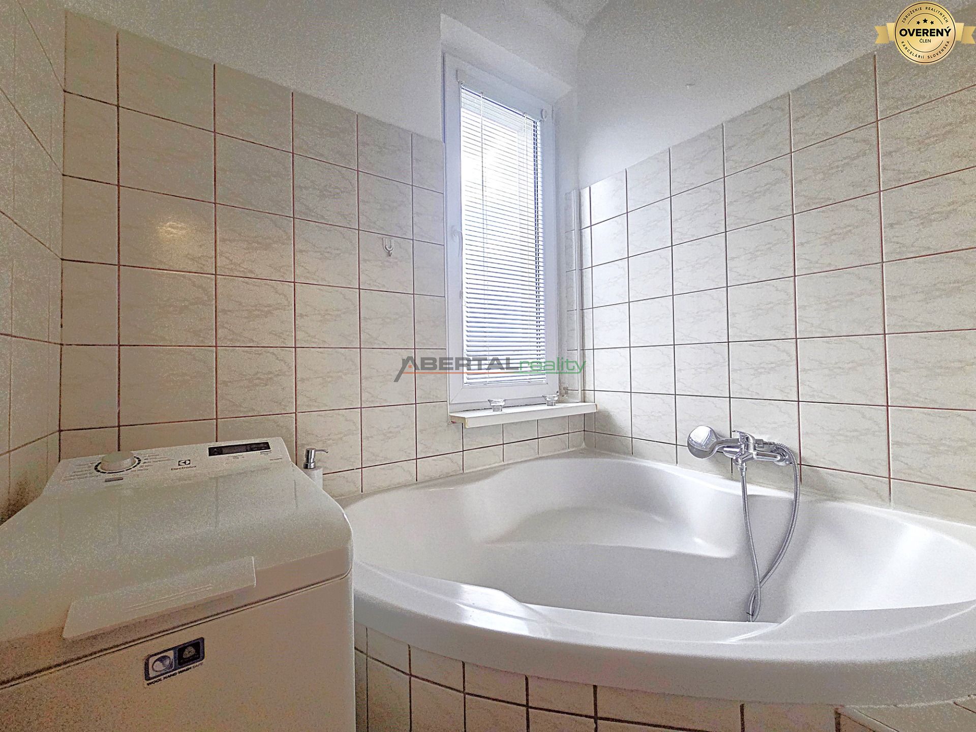 Prenájom, 1 izbový byt, Mesačná, Bratislava, kupeľňa 2.jpg