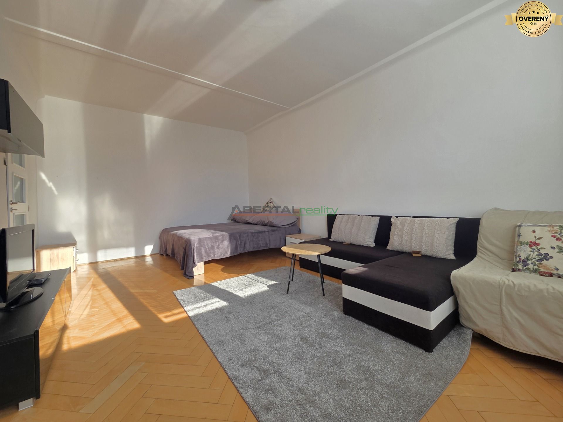 Prenájom, 1 izbový byt, Mesačná, Bratislava, obývačka II.jpg