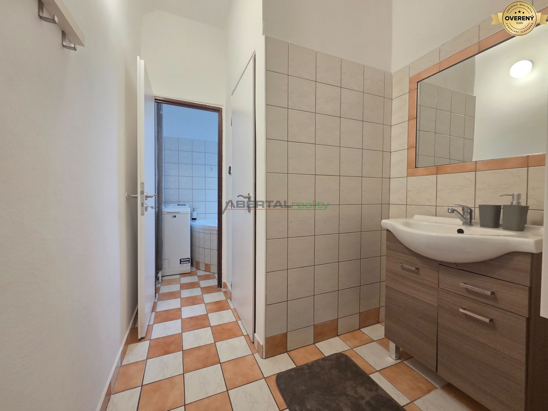 Prenájom, 1 izbový byt, Mesačná, Bratislava, kúpeľňa.jpg