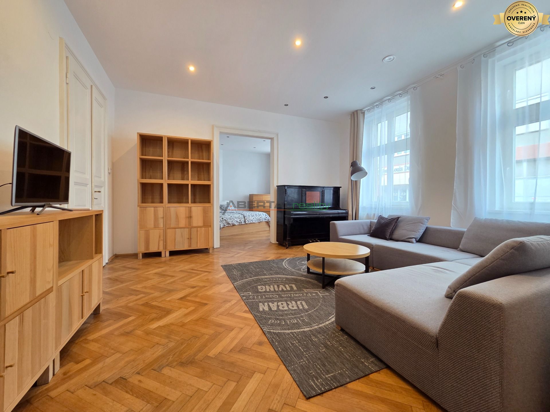 Prenájom - 2 izbový byt, Vysoká, Bratislava - staré mesto, centrum, obývačka 2.jpg