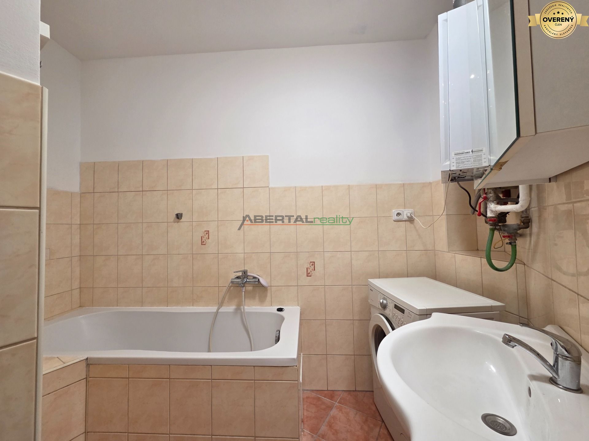 Prenájom - 2 izbový byt, Vysoká, Bratislava - staré mesto, centrum, kúpeľňa.jpg