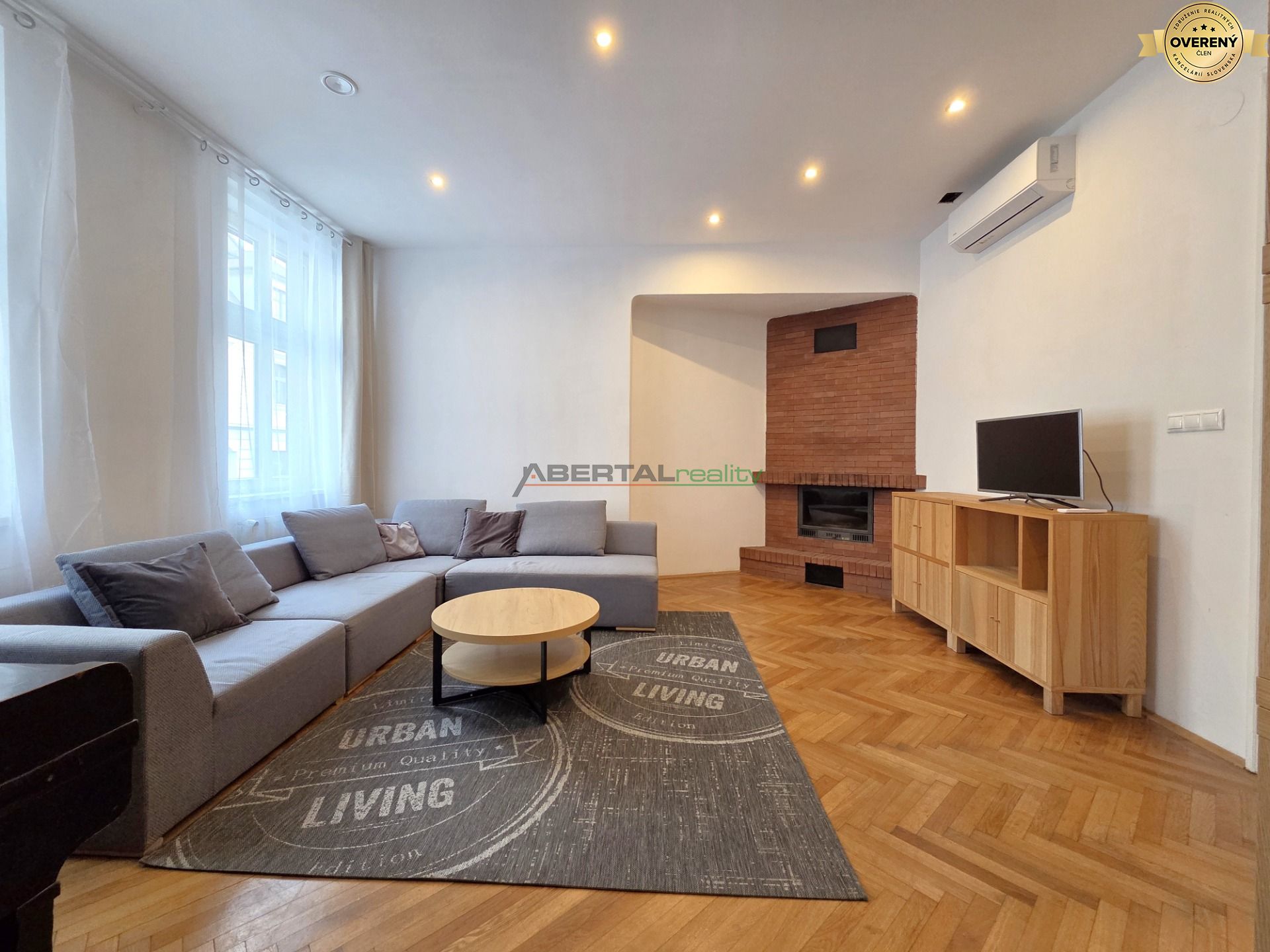 Prenájom - 2 izbový byt, Vysoká, Bratislava - staré mesto, centrum, obývačka 3.jpg