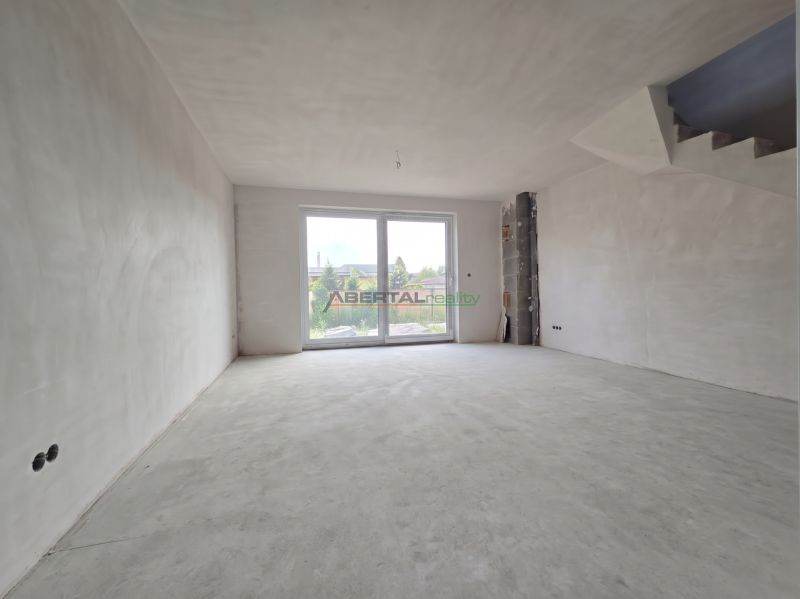 predaj, rodinný dom, dvojdom, 115 m2 Juhásov Dvor, Chorvátsky Grob - čierna voda, 3x parking, záhrada, obývacia izba.jpg