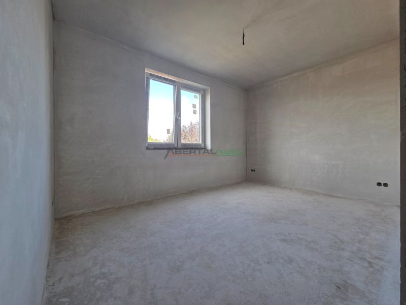 predaj, rodinný dom, dvojdom, 115 m2 Juhásov Dvor, Chorvátsky Grob - čierna voda, 3x parking, záhrada, izba 2 , hore.jpg