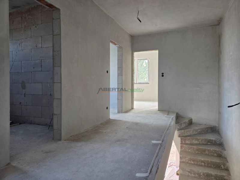 predaj, rodinný dom, dvojdom, 115 m2 Juhásov Dvor, Chorvátsky Grob - čierna voda, 3x parking, záhrada, hore chodba + schodisko.jpg