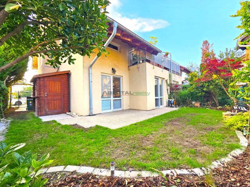 pekná slnečná záhradka zálesie.jpg